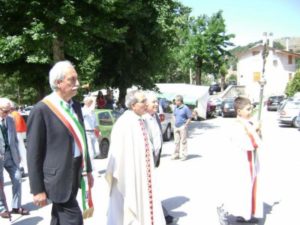 Alte cariche in processione - Vallemare di Borbona 2010